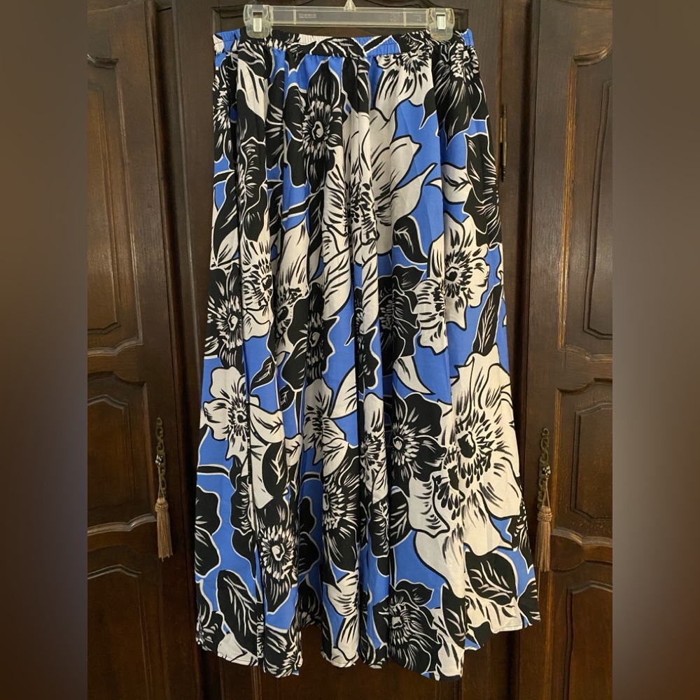 Cool & flowy full length maxi skirt dress it up or wear w a tee M-L like new